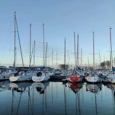 Bateau Au Port Ouistreham