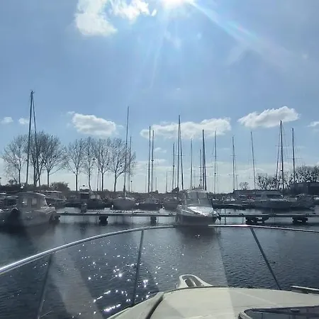 Bateau Au Port *
