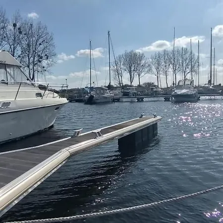 Bateau Au Port ספינת מלון וויסטרהאם