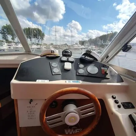 Bateau Au Port Ouistreham
