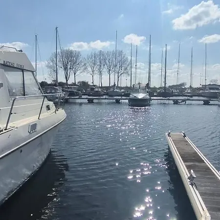 Bateau Au Port Ouistreham