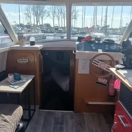 Bateau Au Port * וויסטרהאם