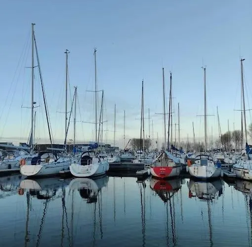 Bateau Au Port Ouistreham