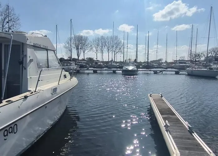 Bateau Au Port Ouistreham