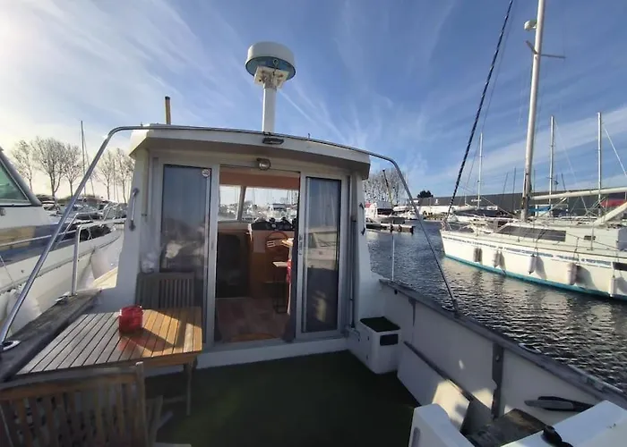 Botel Bateau Au Port *