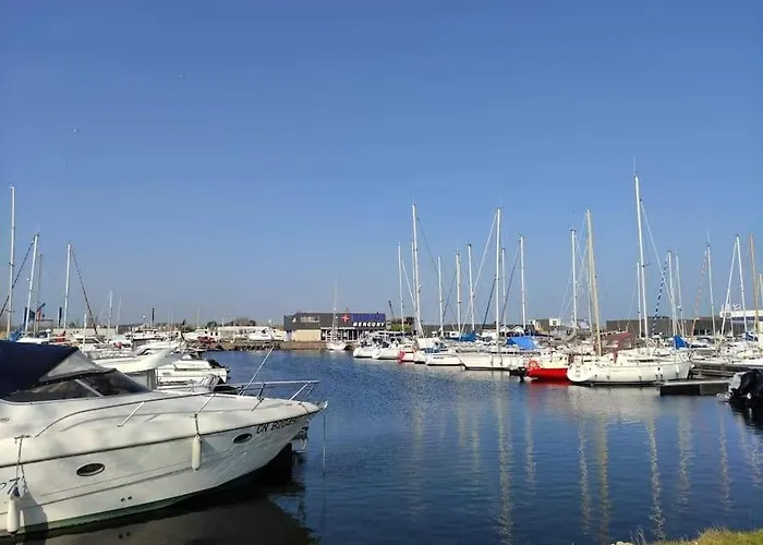 Bateau Au Port Botel Ouistreham