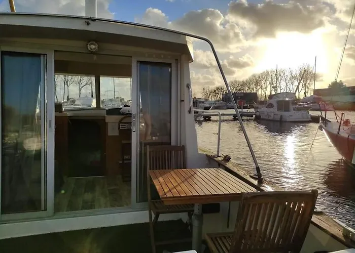 Botel Bateau Au Port Ouistreham