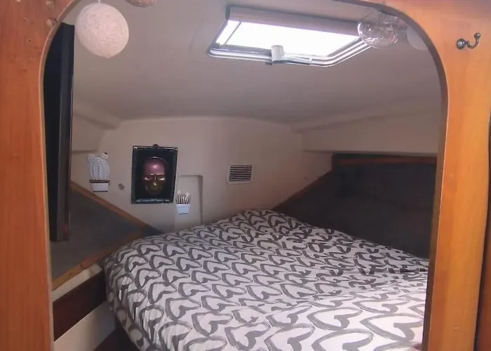 Botel Bateau Au Port