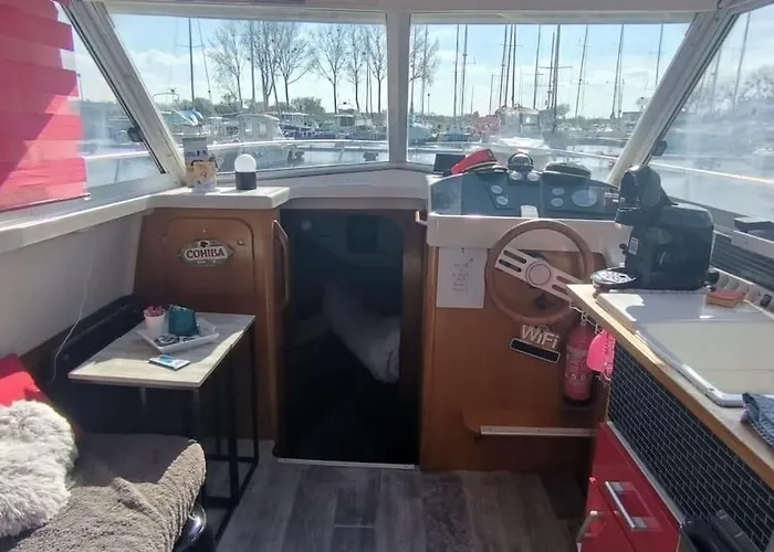 Bateau Au Port * Ouistreham